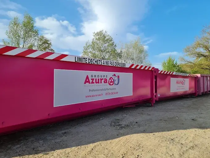 Une femme souriante en pleine rue